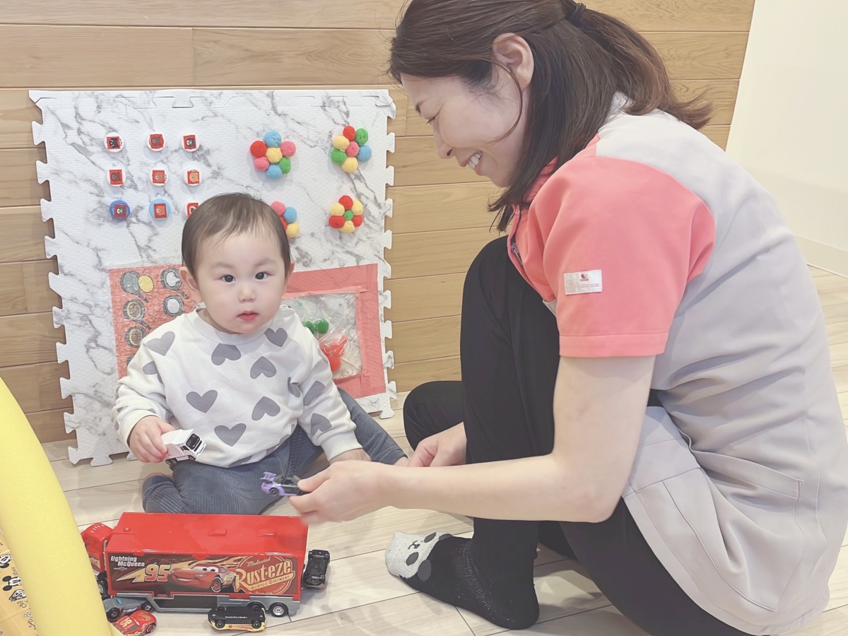 子供が遊んでいる様子
